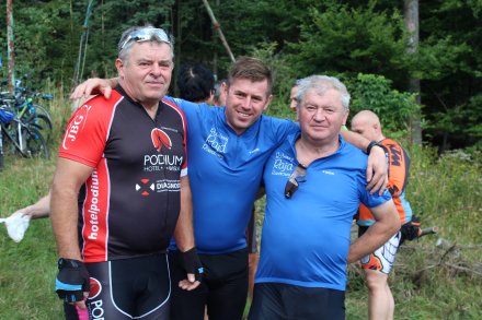 Uczestnicy rajdu na mecie przy schronisku na Przysłopiu